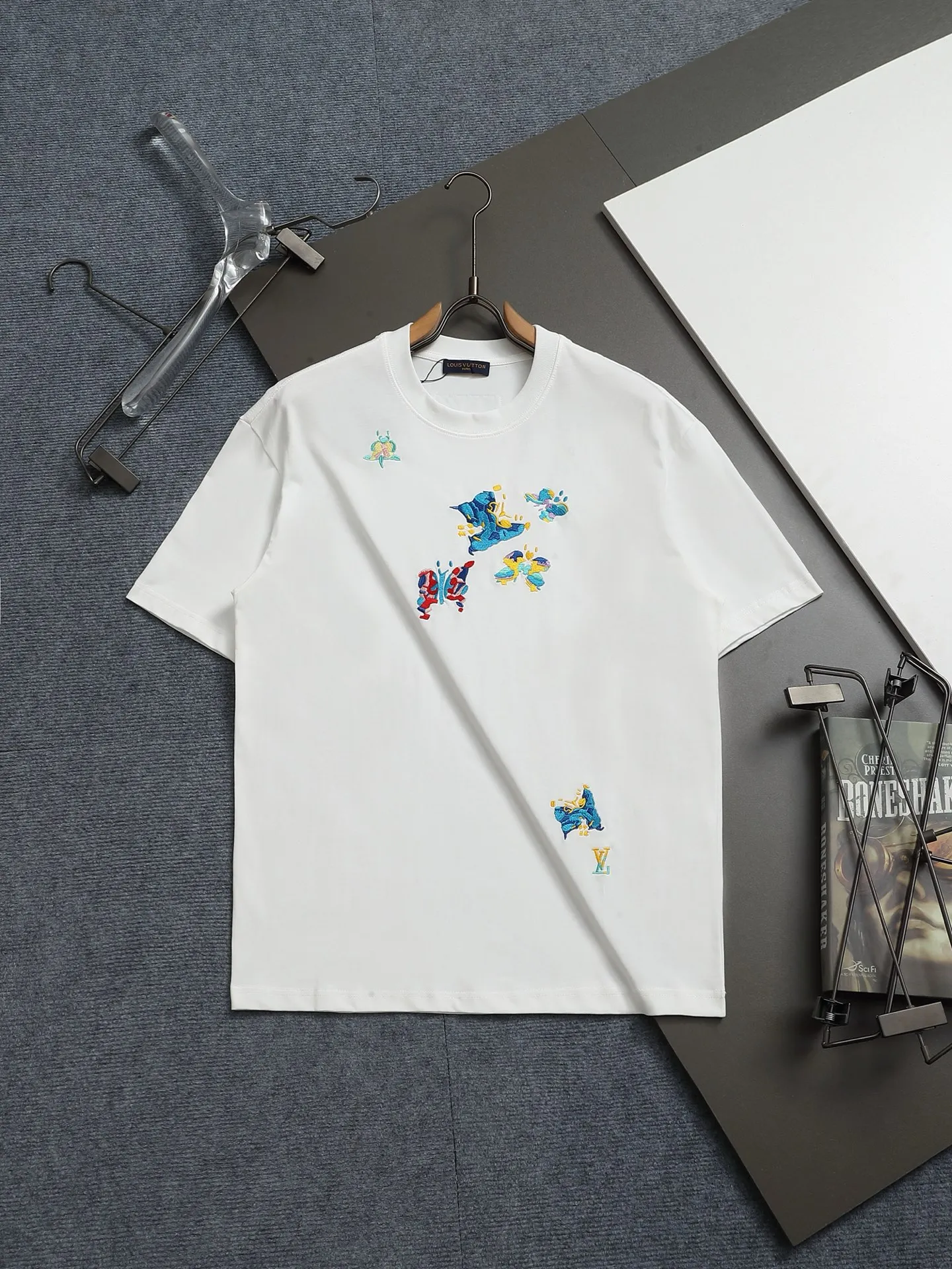 🅿️170 1v new autumn and winter butterfly pattern round neck short sleeves. This sweatshirt is made of densely woven suede cotton. Relying on brilliant colors and complex stitching, it is embroidered with butterfly patterns on the front and back, blooming with a kaleidoscope of dreamy scenery and delicate textures. Awesome fit, same style for men and women 𝙨𝙞𝙯𝙚: xs s m l